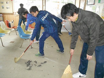 落石中学校生徒による駅舎清掃を行いました！！