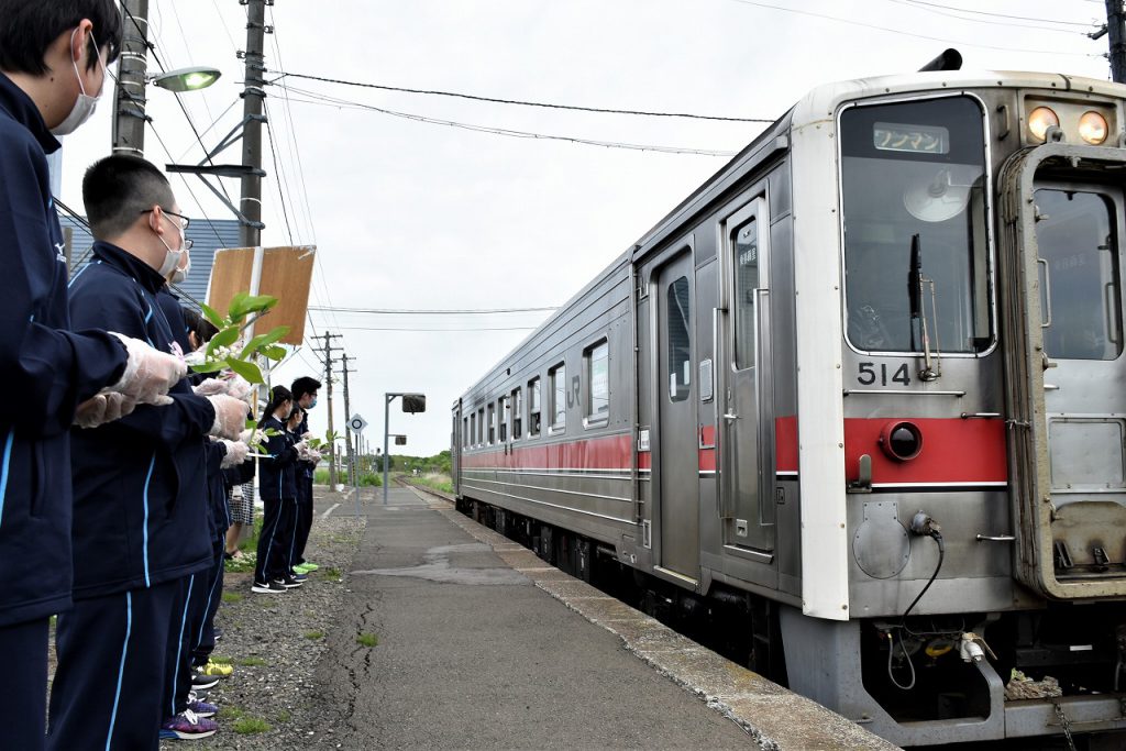 厚床中学校生徒によるすずらん贈りを行いました!!