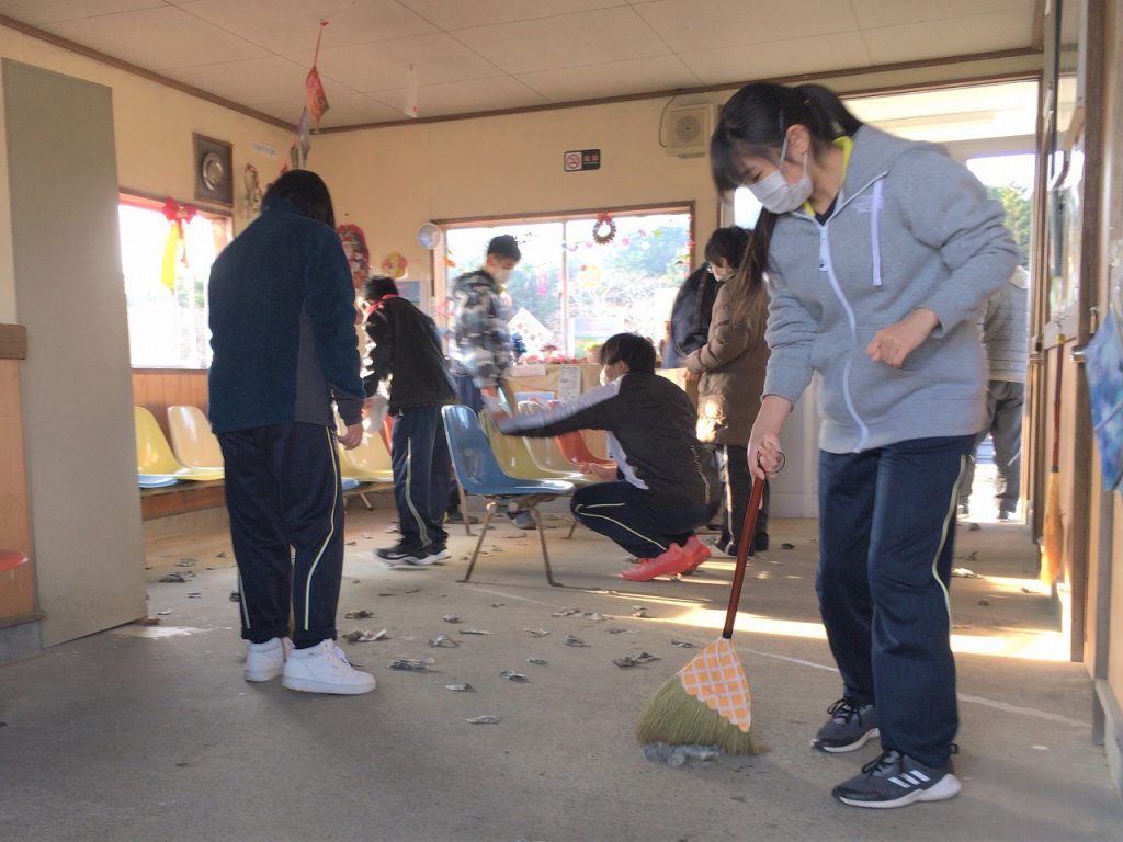 落石中学校全校生徒による駅舎清掃の実施