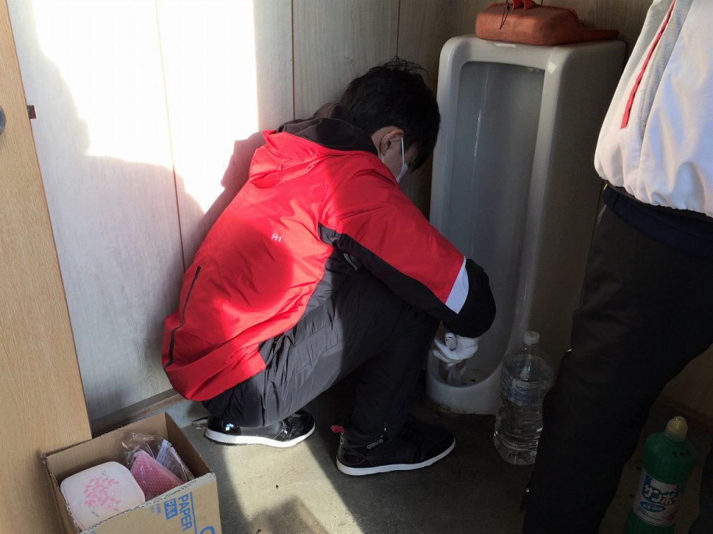 落石中学校全校生徒による駅舎清掃の実施