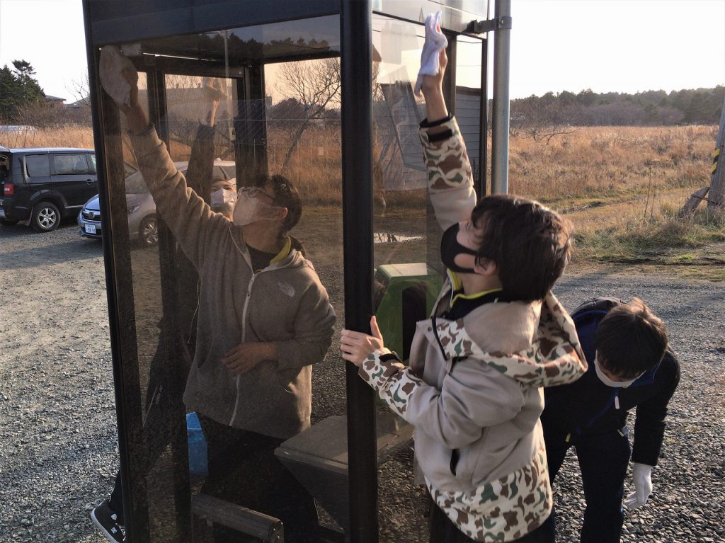 落石中学校全校生徒による駅舎清掃の実施