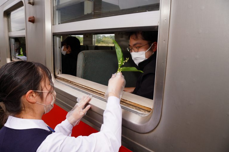【厚床中学校の皆さんから心温まるすずらんの贈り物】