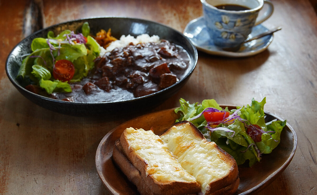木造の居心地が良いカフェで、自家焙煎珈琲と共にほっと一息