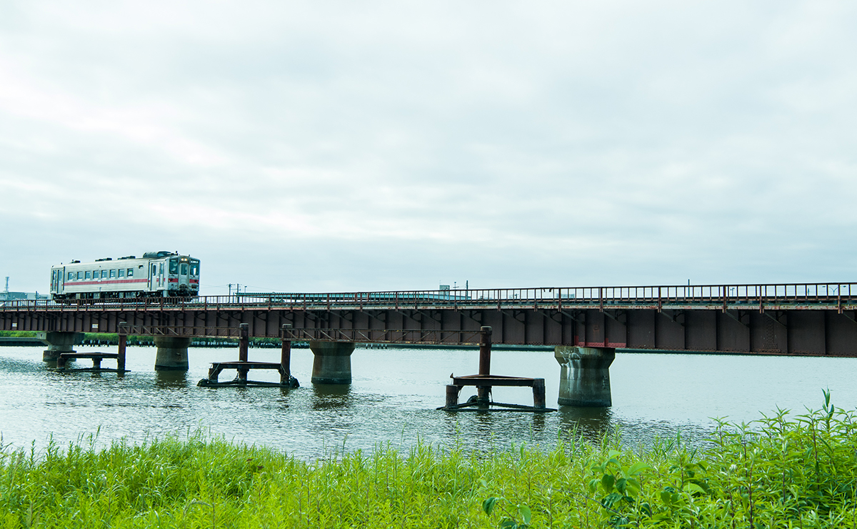 鉄道と自然が織り成す、絶好のフォトスポットへ
