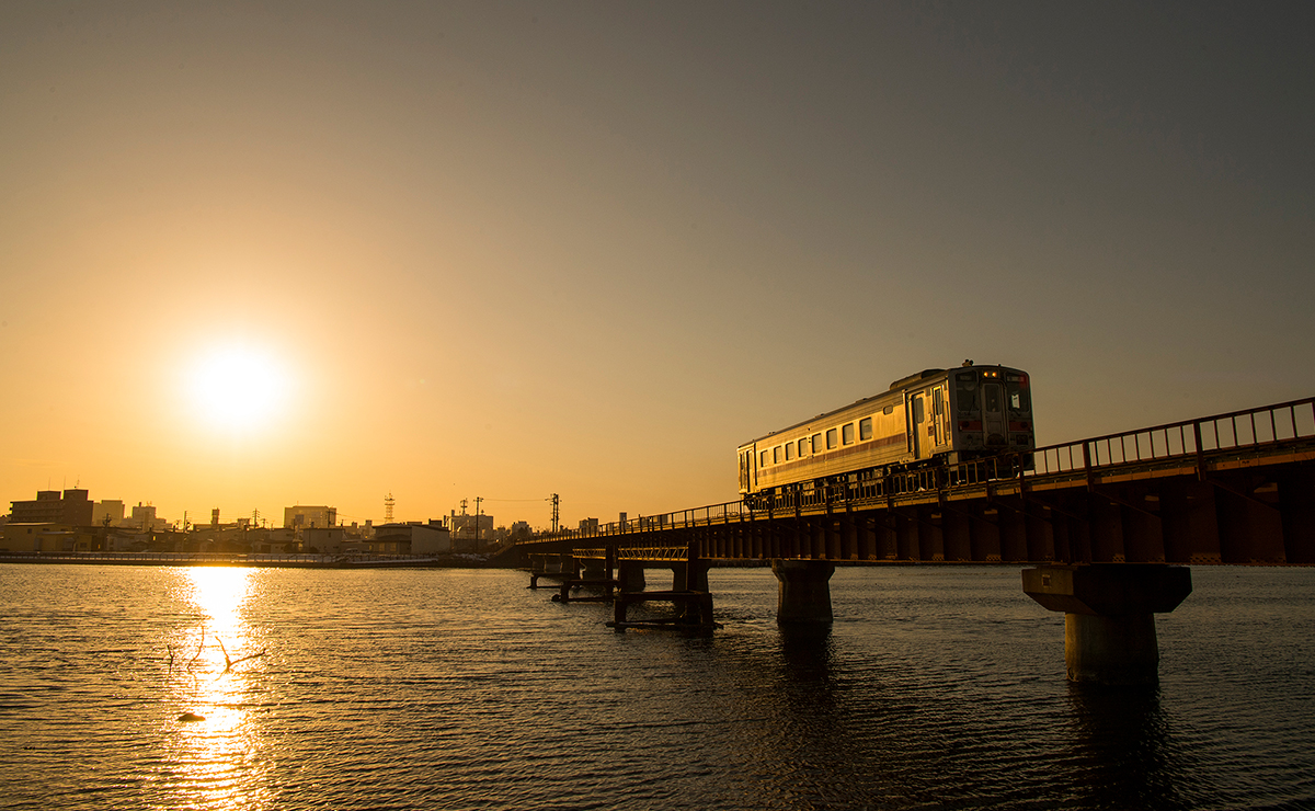 鉄道と自然が織り成す、絶好のフォトスポットへ