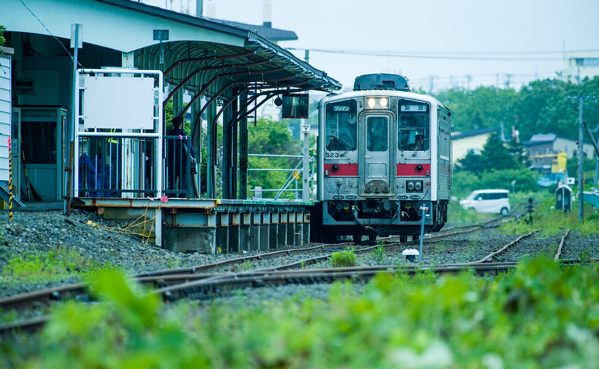 鉄道と自然が織り成す、絶好のフォトスポットへ
